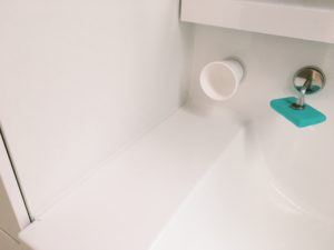 マスキングテープ活用 で簡単 洗面台の 気になるすき間を埋める方法 暮らしの工夫 Com