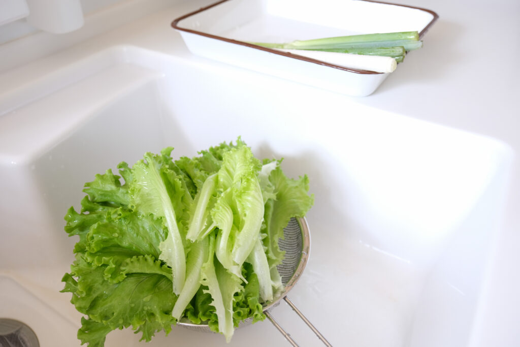 野菜を洗います