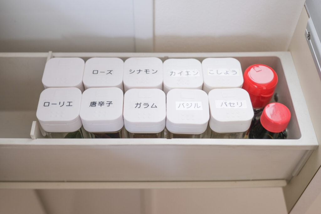 tower スパイスボトル 引き出しに並べたところ